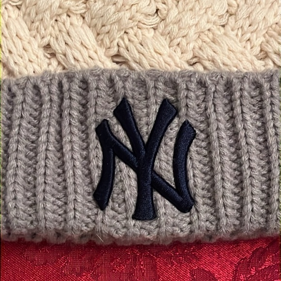 Brand New MLB New York Yankees Cream & Gray Knit Pom Hat w/ Embroidered Logo main image 9